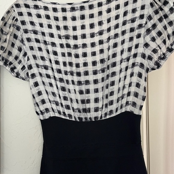 Super cute Bebe fitted dress with scoop neck top - Picture 2 of 3